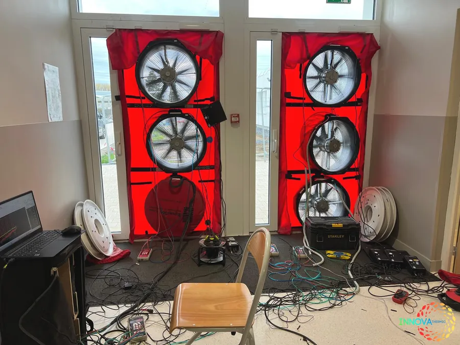 Test d'infiltrométrie avec portes soufflantes réalisé par Innova Thermic